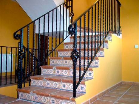 Cerrajería Cortés e Hijos escalera de vivienda con barandilla metálica 
